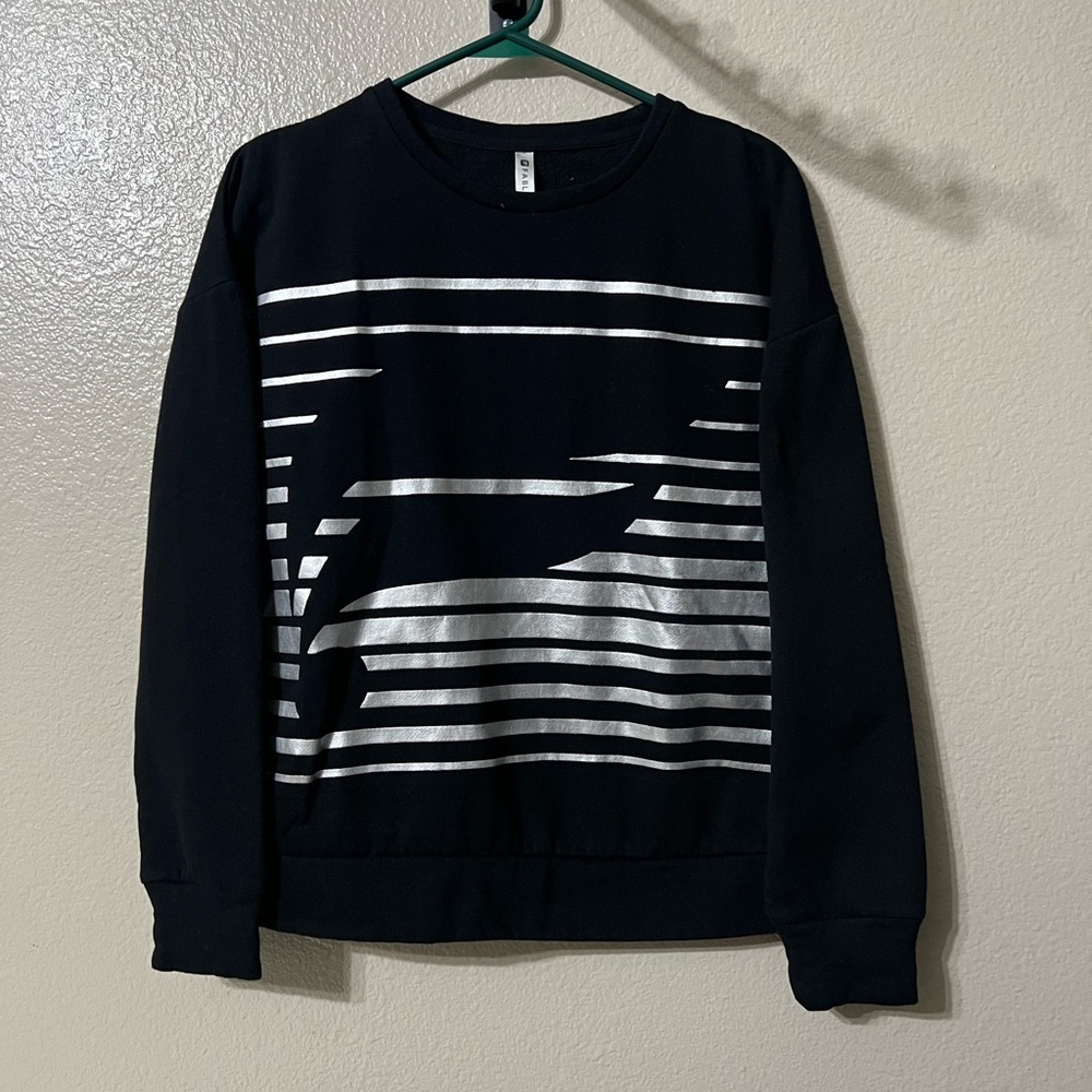 Fabletics Womens Snowshoe Pullover
Crew Neck Sweater M Silver Black
Stripe Logo.